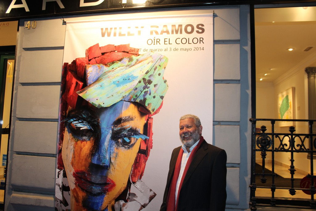 Willy Ramos en la puerta de la Galería de Arte David Bardía